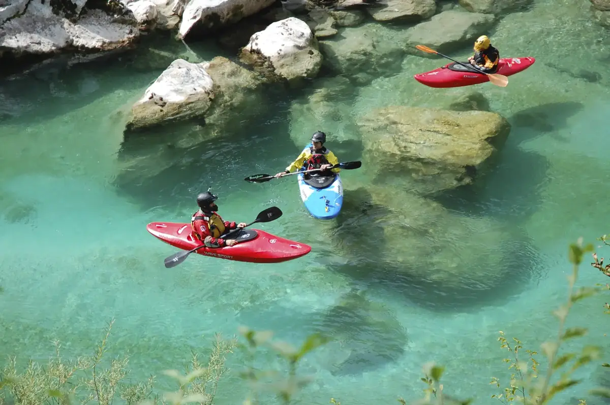 Kajaks auf der smaragdgrünen Soča, eines der Abenteuer-Reviere auf Thrillgrounds