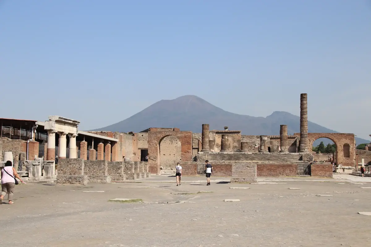 Forum von Pompeji mit dem Vesuv, eine der antiken Stätten auf Back in Time Travel