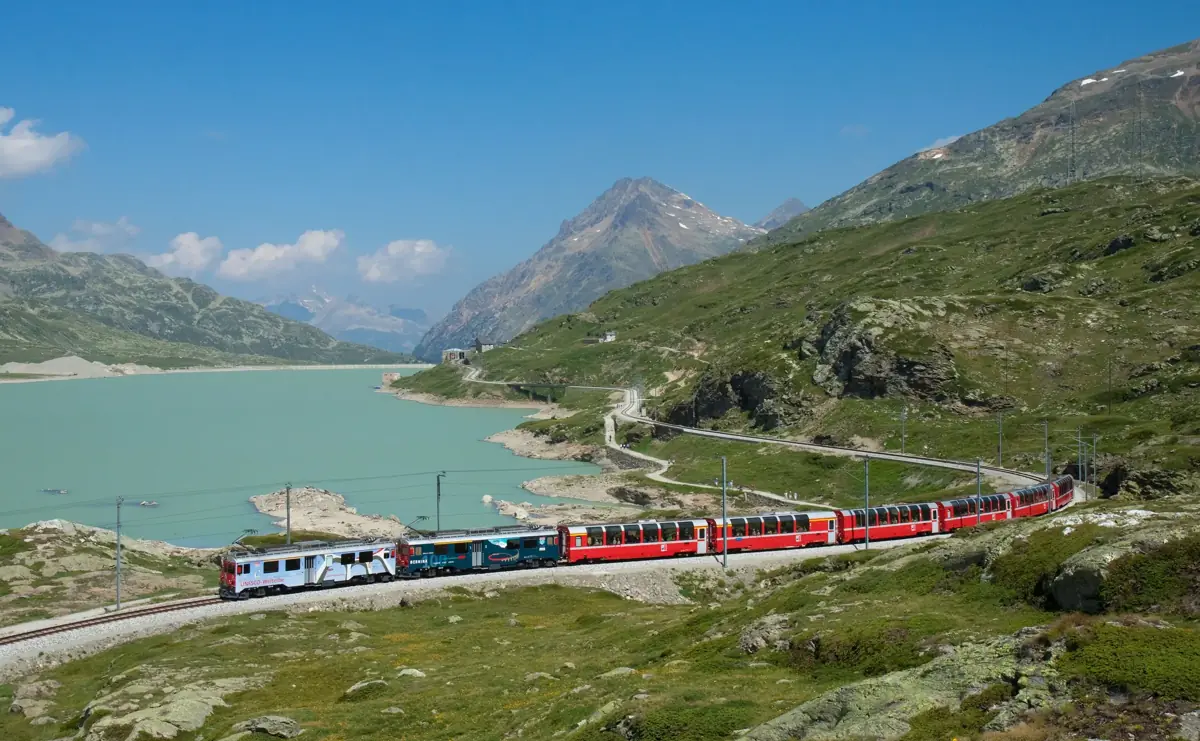 Bernina Express am Lago Bianco, einer der Panoramazüge auf Peak by Rail