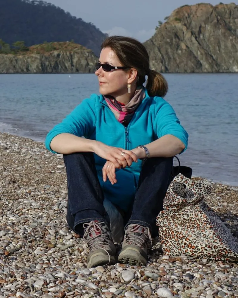 Daniela Pieper of the Rauch Media editorial team by the Mediterranean