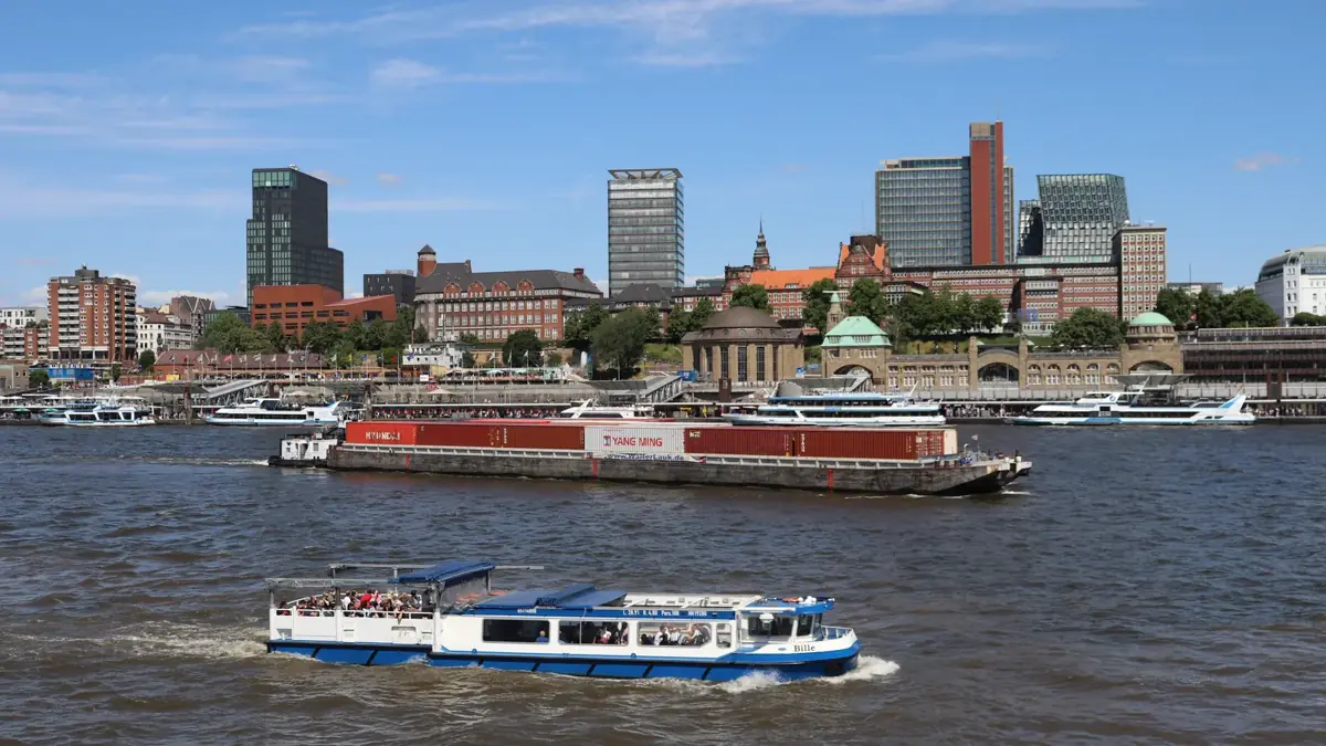 Grand harbour tour in Hamburg, the subject of Hamburg Rundfahrten