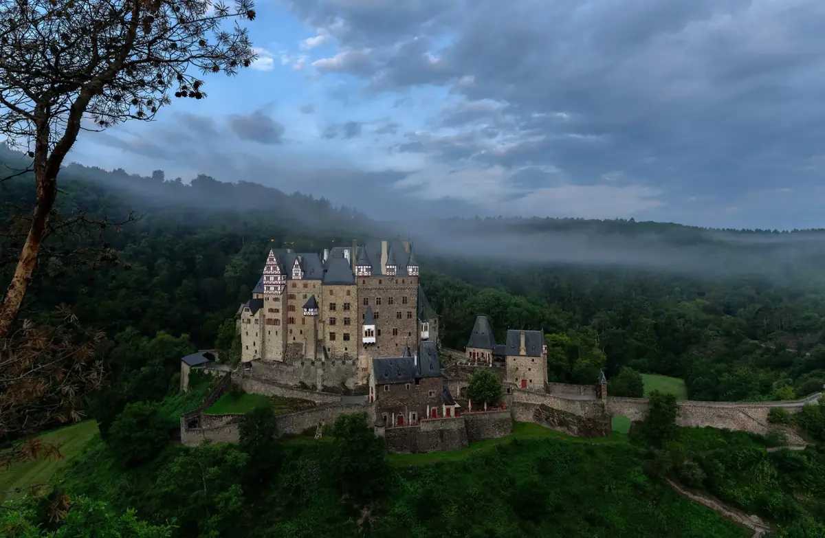 Eltz Castle in the Eifel, one of the sights in Veni Vidi Guide
