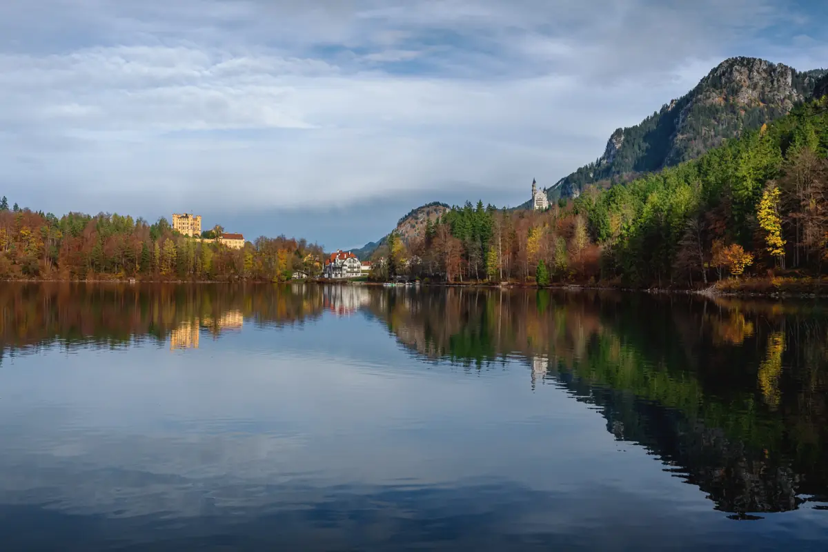 Alpsee mit Neuschwanstein und Hohenschwangau, ein Tagesausflug ab München auf Two Hours Away
