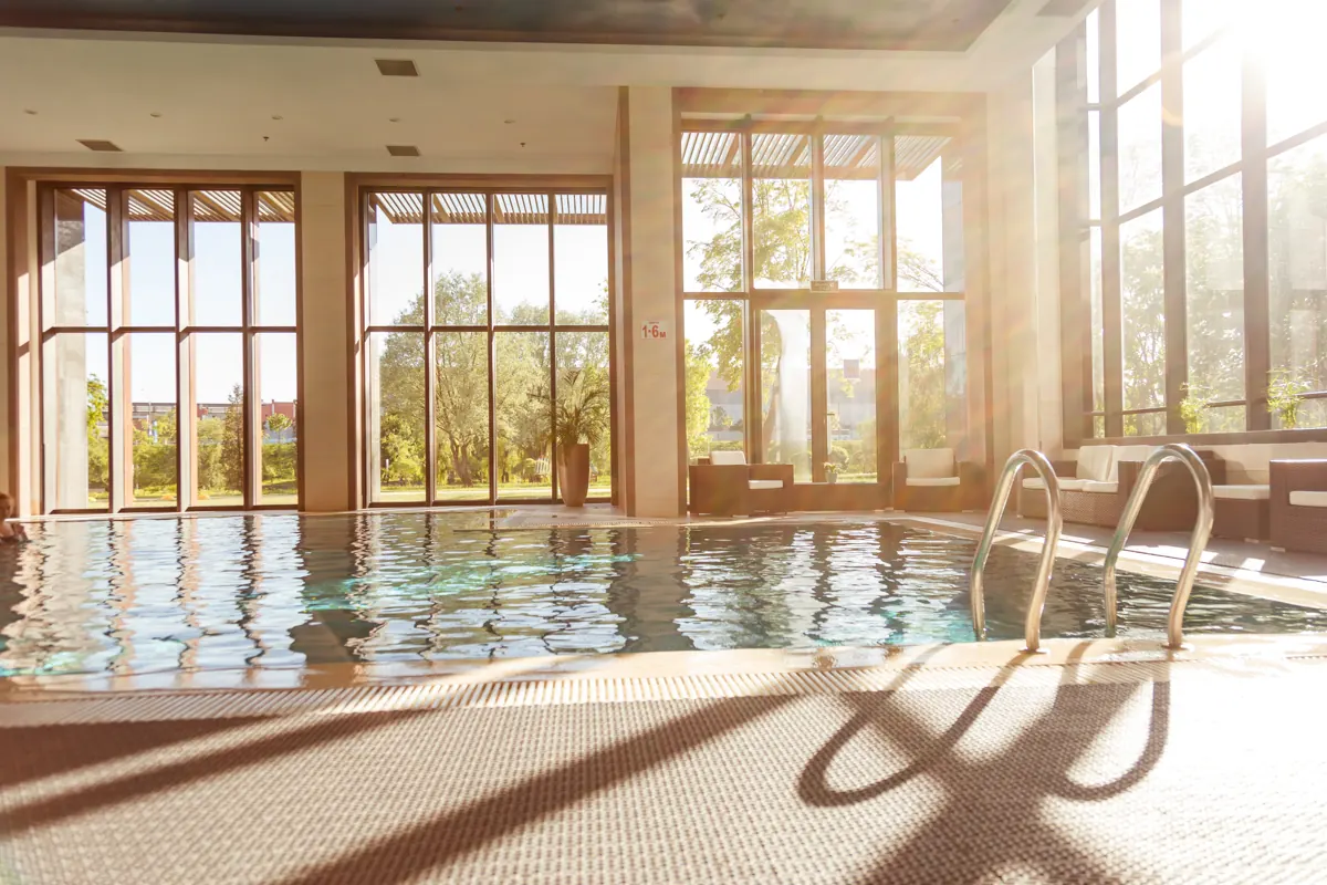 Indoor thermal pool in daylight, symbolic image for Therme heute
