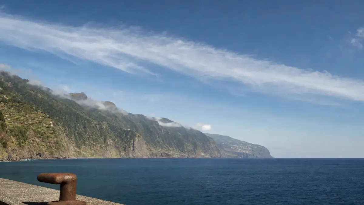 Illustration of Madeira's cliffs, one of the destinations with climate data on Urlaubsklima heute
