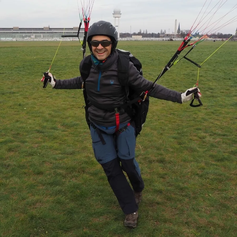 Kai Rauch mit Gleitschirm auf dem Tempelhofer Feld in Berlin